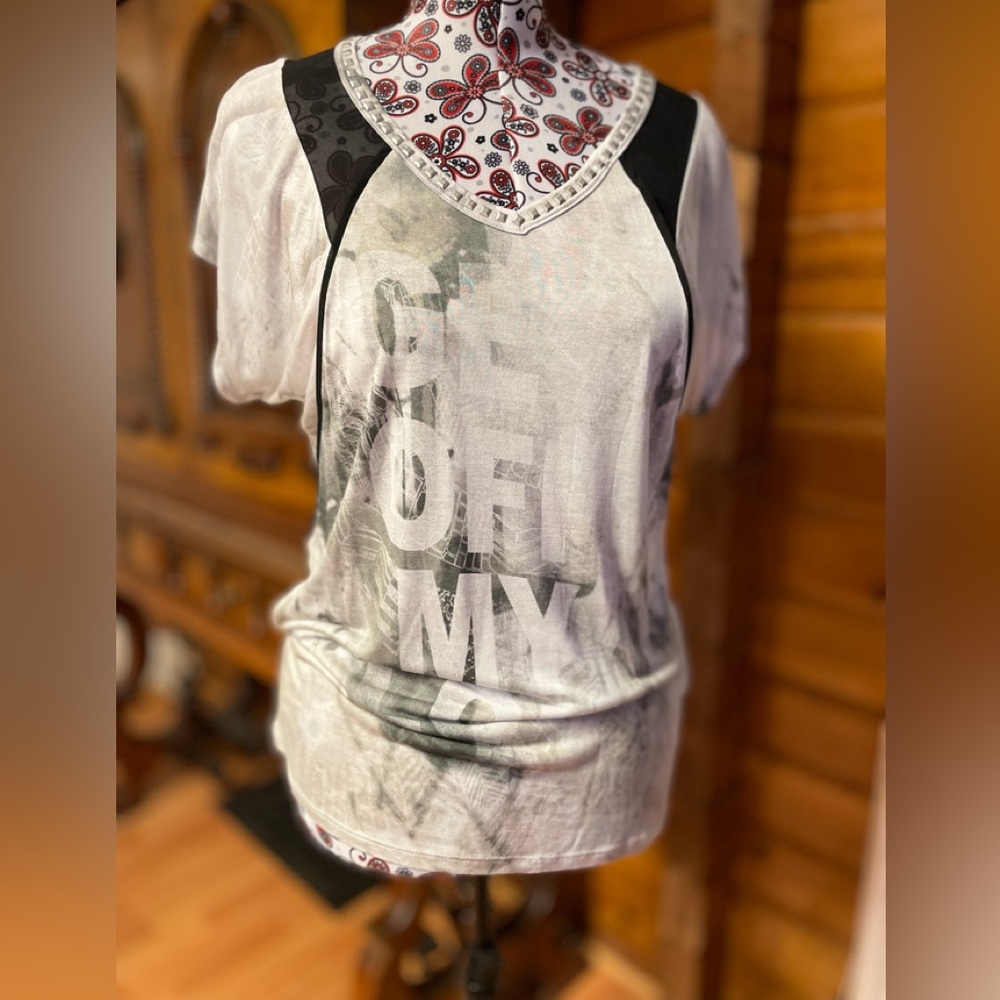 CRISCA Short Sleeve V-Neck Mesh Panel Graphic Top XL